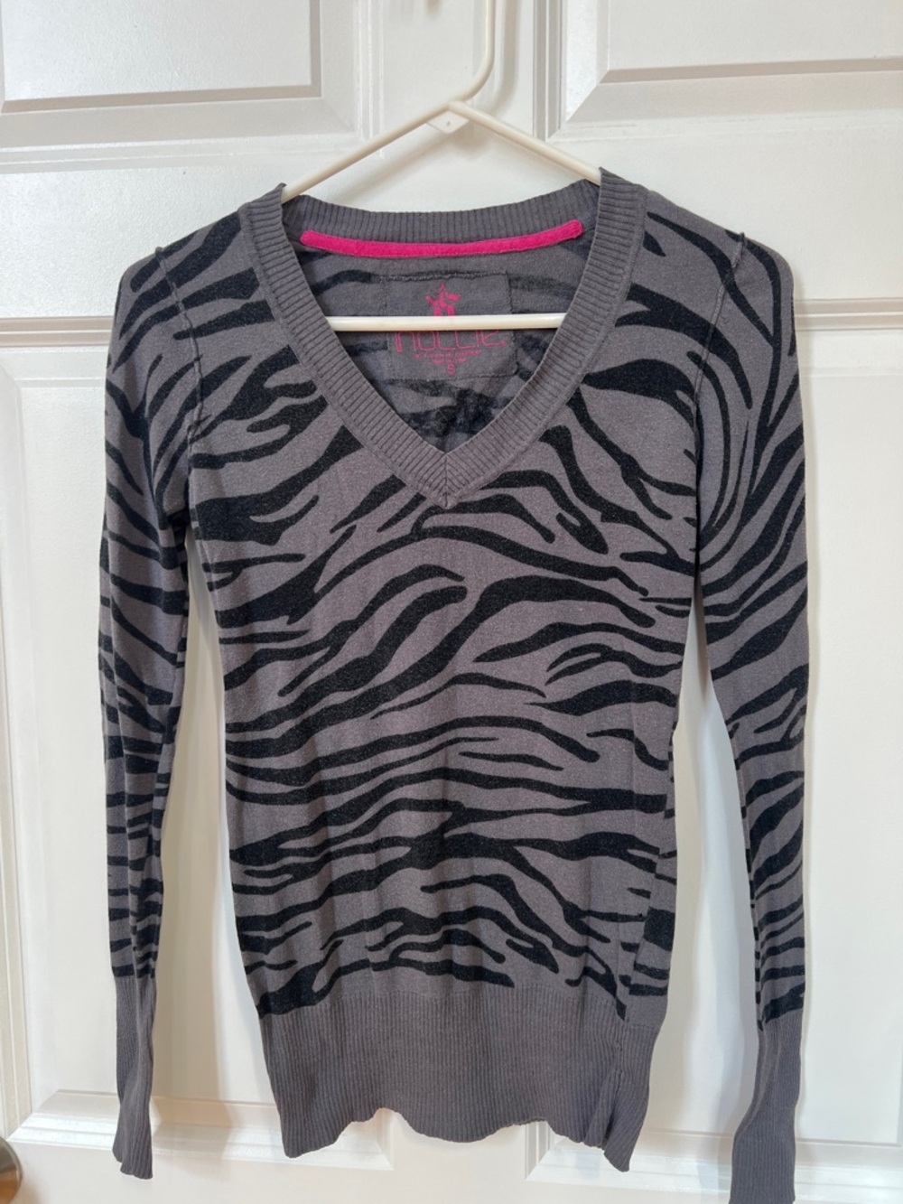 Nollie Women's Gray Zebra V-Neck Sweater